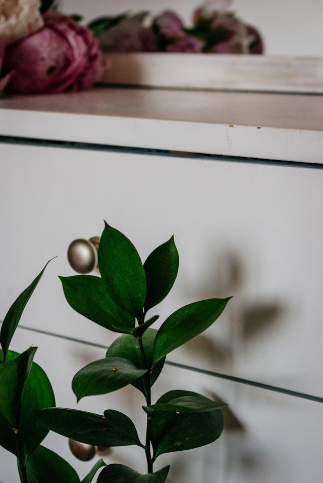 How to Use Floral and Petal Cabinet Knobs in Vintage and Cottage-Style Interiors