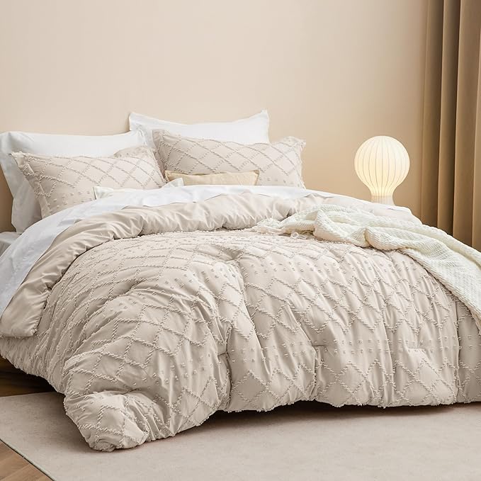Bedsure Oversized Queen Comforter Set - Beige Comforter, Boho Tufted Shabby Chic Bedding for Kids, 3 Pieces Vintage Farmhouse Bed Set for All Seasons, Fluffy Soft Bedding with 2 Pillow Shams