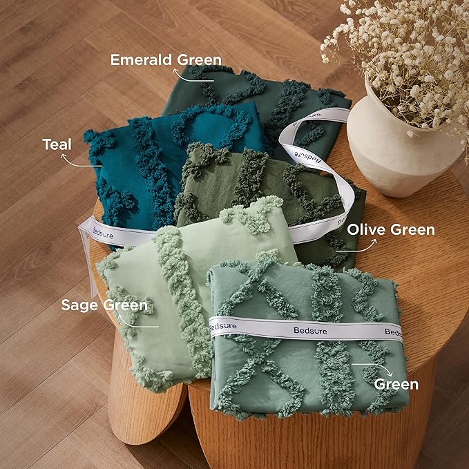 Bedsure Tufted Boho Comforter Set Queen Size - Emerald Green Boho Bed Set, GentleSoft™ 3 Pieces Farmhouse Shabby Chic Embroidery Bedding, Gifts for Woman, Soft Jacquard Queen Comforter for All Seasons